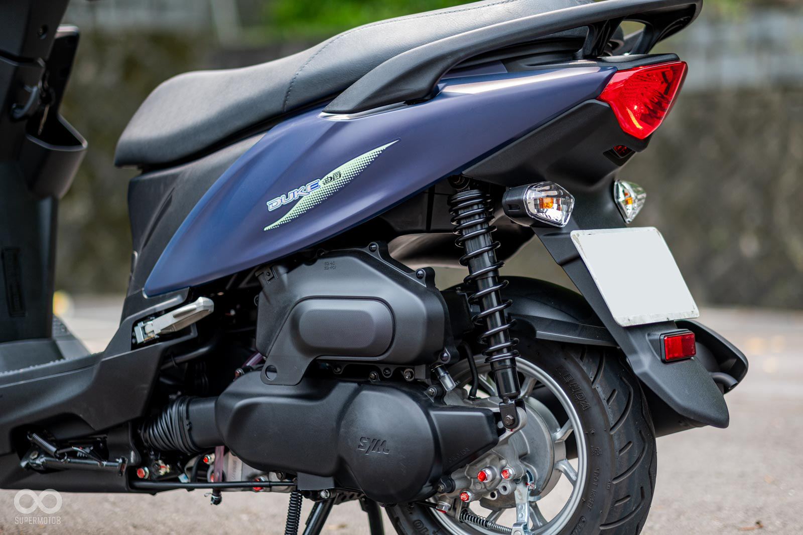 後煞車為鼓式煞車，搭配上側邊的單槍後避震懸吊